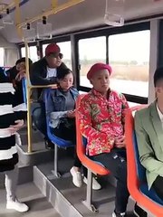 فيديو شاب يقف لتجلس  فتاة حامل في حافلة ولكنه يضربها اكتشفوا السبب