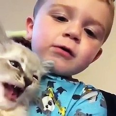 فيديو طفل يمزح مع قطته بطريقة طريفة جداً