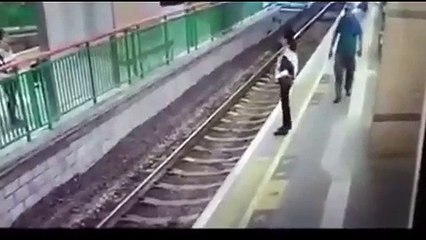 رجل يدفع سيدة بوحشية على قضبان سكة حديد