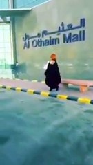 رجل متشبه بالنساء يثير ضجة كبيرة في السعودية