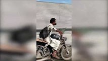 فيديو: سائق دراجة نارية يلتقط صور 