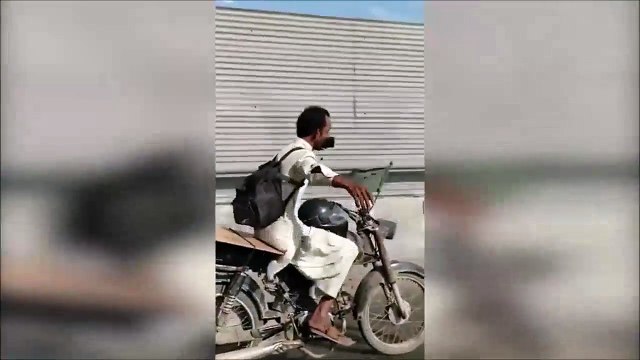 فيديو: سائق دراجة نارية يلتقط صور سيلفي أثناء القيادة على طريق مزدحم
