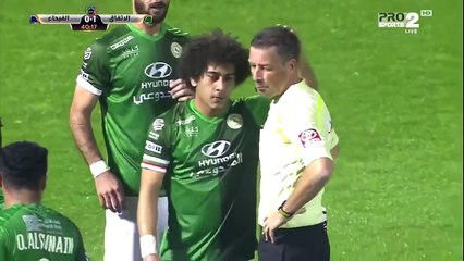 مصري بالدوري السعودي يرمي حكماً بزجاجة مياه.. لن تصدقوا رد فعل الأخير