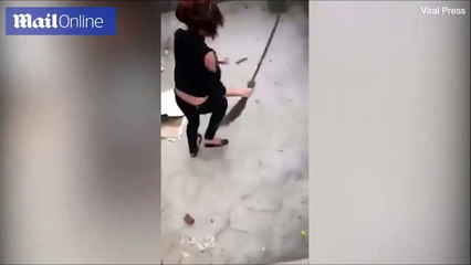 بالفيديو.. سيدة تصاب بالذعر بسبب "فأر".. وهكذا حاولت الفرار منه