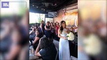 عروس تتعرض لموقف محرج أثناء إلقاء باقة الزهور في حفل زفافها.. فيديو