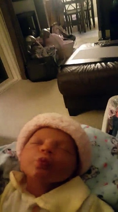 فيديو: رد فعل طفلة رضيعة بعد أن قامت والدتها بتقبيلها