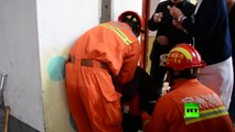 فيديو عملية إنقاذ فتاة صغيرة عالقة بين الجدران في الصين