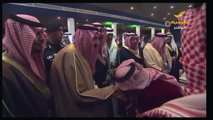 فنان عربي شهير يقوم بفعل غير متوقع مع الملك سلمان على الهواء مباشرة