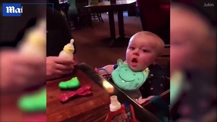 شاهد.. أب يتوصل إلى طريقة مبتكرة لتقديم الحليب لطفله الرضيع