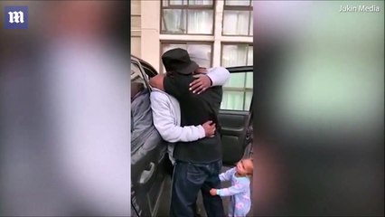 لحظات مؤثرة.. ابن يلتقي بوالده لأول مرة منذ 37 عاماً