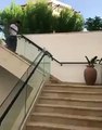 فيديو شاب يتعرض لموقف محرج جداً أثناء نزوله على الدرج