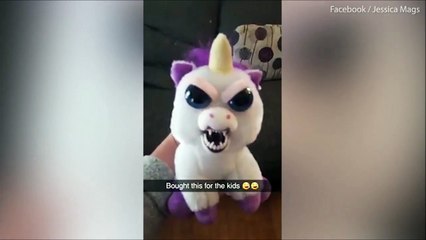 شاهد بالفيديو.. طفل يصاب بحالة ذعر بسبب "دمية"