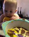 فيديو طفل يأكل المانجو بطريقة لن تتخيلها