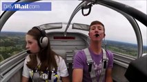 شاهد بالفيديو.. شاب يطلب يد صديقته بطريقة رومانسية على متن طائرة