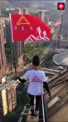 فيديو مجنون يقوم بكل هواياته على حافة ناطحة سحاب