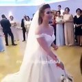 فيديو عجوز تسبق الشابات العازبات تلتقط منهن باقة ورد التي رمتها العروس