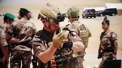 شاهد الملك عبدالله الثاني ملك الأردن يقاتل في مناورة عسكرية مع جنوده