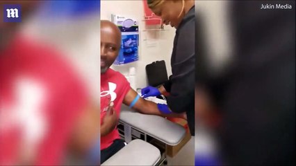 أمريكي يتعرض لموقف محرج بسبب خوفه الشديد من "الحقن".. فيديو