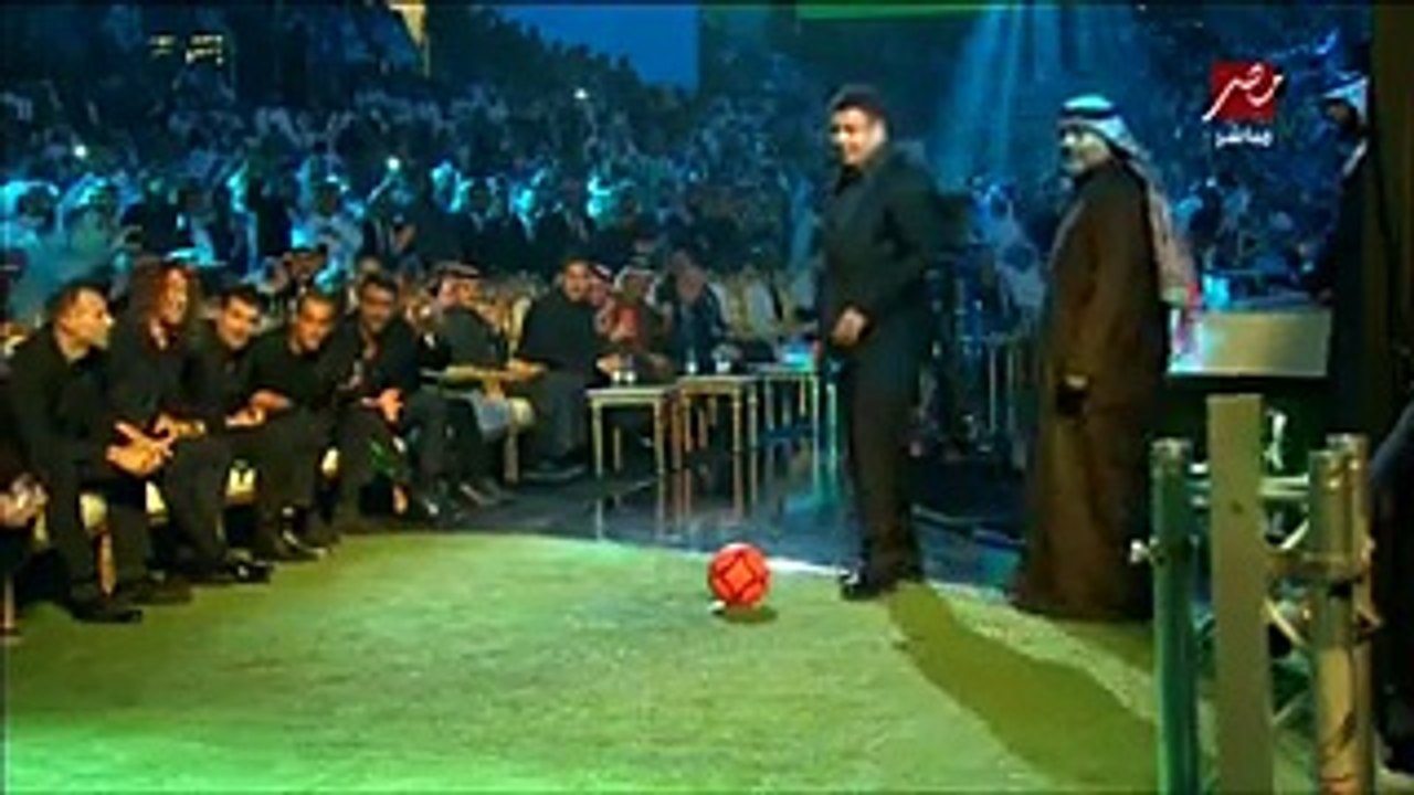 بالفيديو: محمد هنيدي يهزم عمالقة كرة القدم في ض...