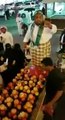 بائع يوزع بضاعته مجاناً احتفالاً باليوم الوطني السعودي