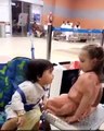 فيديو طريف طفل رأى طفلة أعجبته فأراد تقبيلها عنوةً