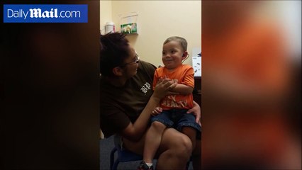 شاهد.. فيديو مؤثر لطفل يتمكن من سماع صوت والدته للمرة الأولى