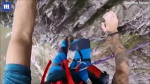فيديو يحبس الأنفاس: كلب شجاع يتسلق جبلاً شاهقاً بمساعدة مالكه