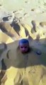 موجة غضب في السعودية بسبب فيديو طفل مدفون في الرمال ووالده يسخر!