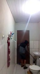 شاهد.. شاب يواجه موقفاً مضحكاً أثناء محاولة الإمساك بـ"فأر"