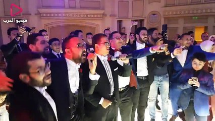 أصحاب العريس يشعلون حفل الزفاف بأغنية كوميدية