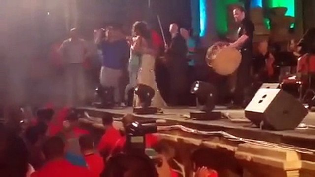 معجبة ترعب نجوى كرم بتصرف غريب فعلته على المسرح