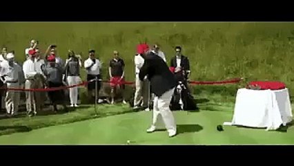 فيديو غريب ترامب يضرب هيلاري كلينتون بكرة الغولف
