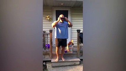 شاهد.. رد فعل مؤثر لشخص مصاب بعمى الألوان عند رؤية الألوان لأول مرة