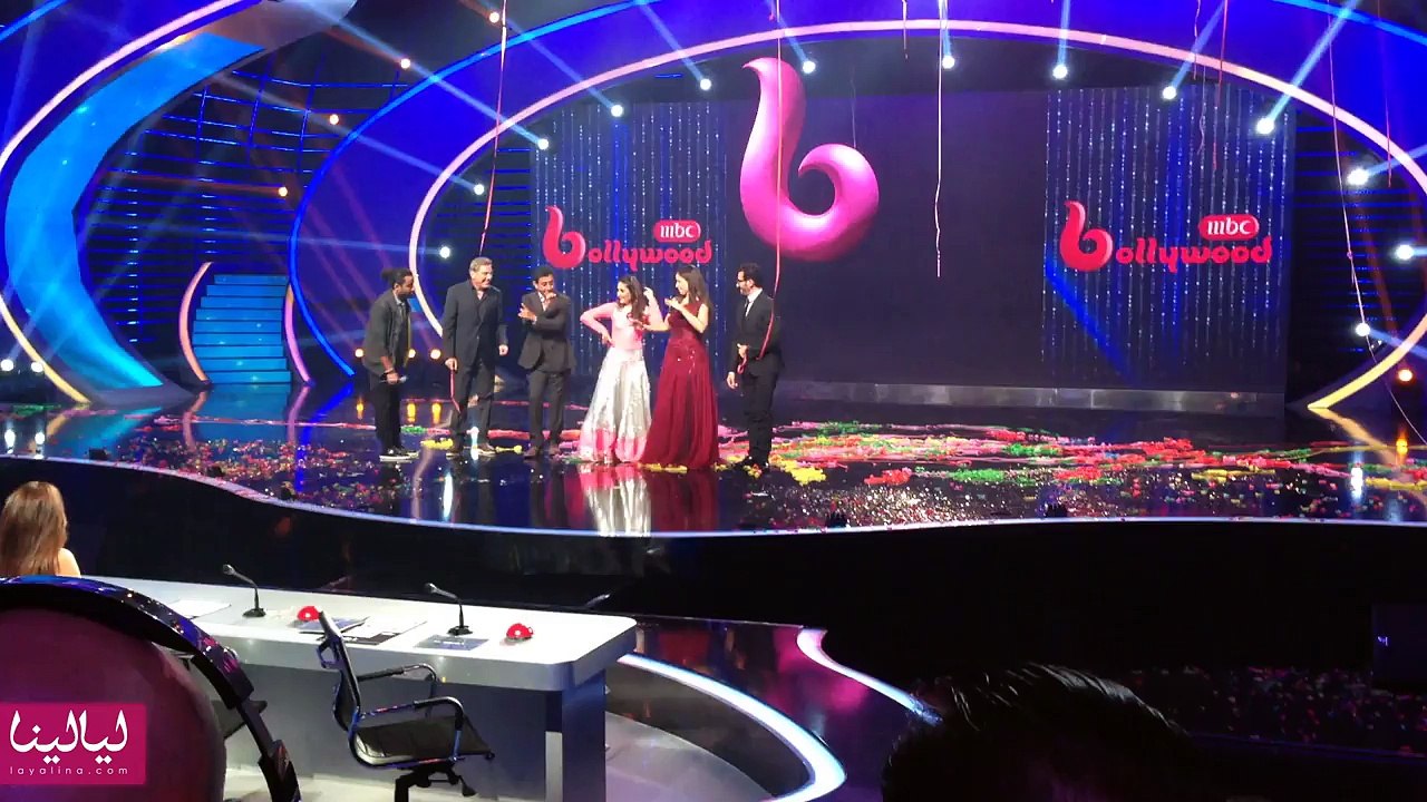 كارينا كابور ترقص برفقة لجنة عرب غوت تالنت على المسرح