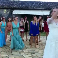 بالفيديو: رد فعل مفاجئ لفتيات رمت لهن صديقتهن العروس باقة الورد