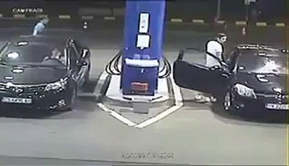 فيديو شاب أصر على تزويد سيارته بالوقود وسيجارته بيده: وهذه هي النتيجة