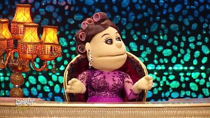 فيديو: طلة ظافر العابدين بـ "روب حمام" تُسقط إحدى حضور البرنامج أرضاً