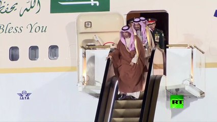 بالفيديو: موقف غير متوقع يحدث للملك سلمان أثناء هبوطه إلى أرض روسيا