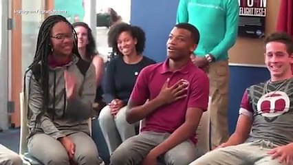 شاهد بالفيديو.. "أوباما" يفاجئ طلاب مدرسة ثانوية بهذا التصرف!