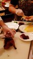 شاهدوا كيف يُقدم البط البكينغ في مطعم شانغ بالاس الشهير - بالفيديو
