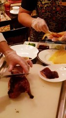 شاهدوا كيف يُقدم البط البكينغ في مطعم شانغ بالاس الشهير - بالفيديو