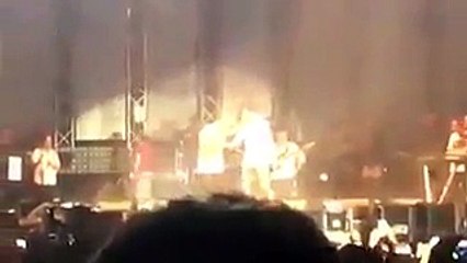 فيديو: شاهدوا موقفاً طريفاً لمعجب مع عمرو دياب على مسرح حفلته الأخيرة