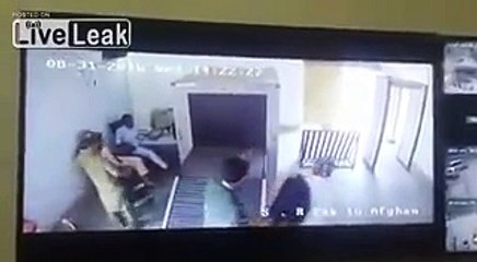 اضحك.. رجل يدخل المطار لأول مرة ولن تصدق ماحدث!