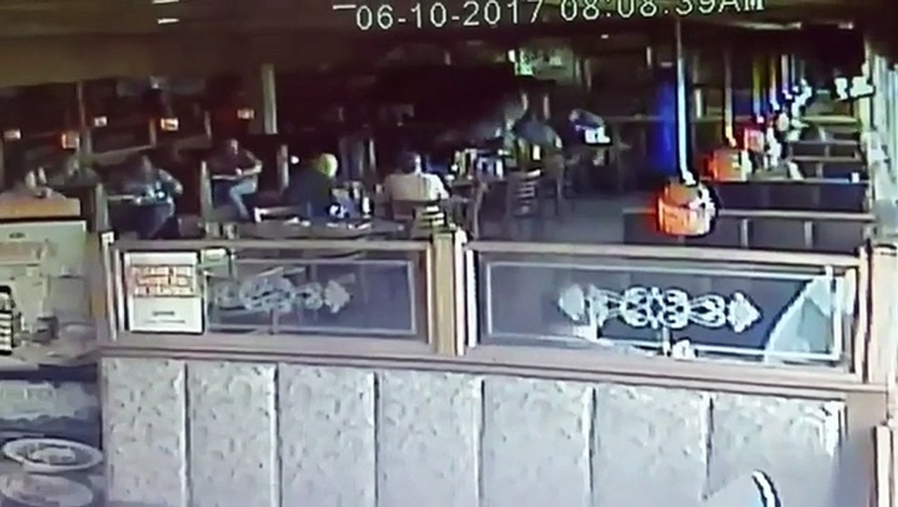 بالفيديو.. غزال يقتحم مطعماً بشكل مفاجئ وهكذا كان رد فعل الزبائن!