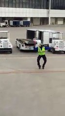 شاهدوا موظف الإشارة في المطار يعطي التعليمات بطريقته الخاصة