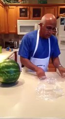 عجوز يبهر الجميع بطريقة تقطيعه للبطيخ