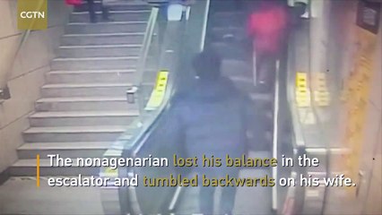 رجل ينقذ حياة عجوزين سقطا من سلم كهربائي بأعجوبة