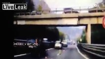 فيديو لانهيار كوبري فوق سيارة في إيطاليا
