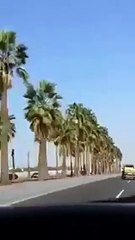 فيديو .. سباق بين مرسيدس وفورد في السعودية ينتهي بحادث