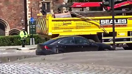 فيديو شاهد سيارات الشرطة البريطانية المتخفية وهي تستجيب للنداء